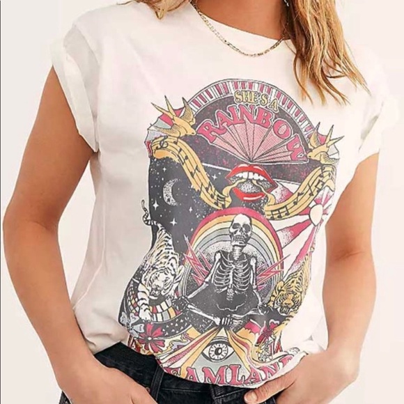 She's a Rainbow in Dreamland Graphic tee - Picture 2 of 6